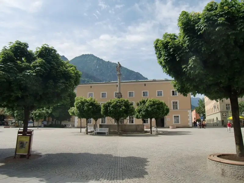 Öffentlicher Platz mit Bestandsbauten